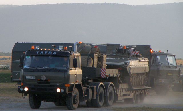 Vyprošťovací verze bojového vozidla pěchoty vyráží na cestu