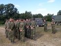 Čeští příslušníci Mnohonárodního praporu vojenské policie při poučení velitelem
