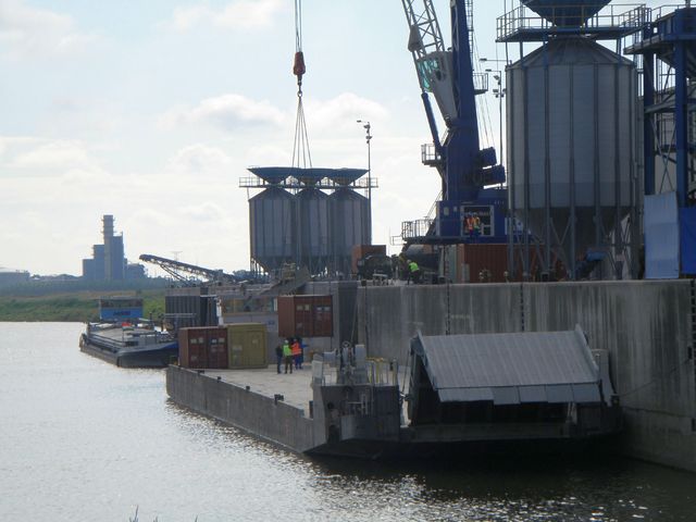 Nakládání kontejnerů německého kontingentu na palubu lodi