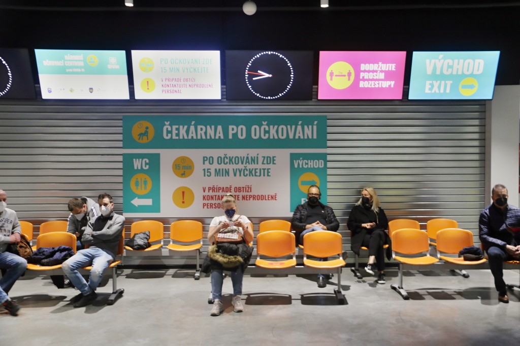 Po naočkování čekají lidé minimálně 15 minut v čekárně pod dohledem zdravotníků.