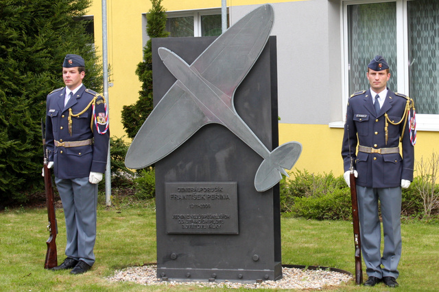 Památník gen. Peřiny s velkou plastikou letadla Spitfire