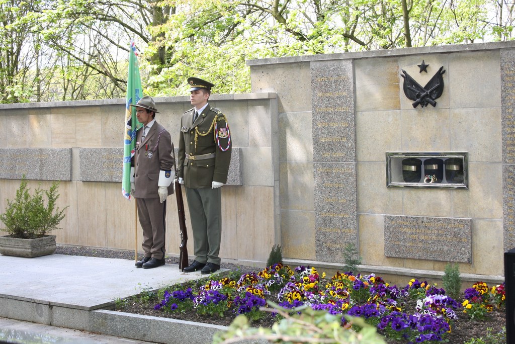 Památník na hřbitově ve Vokovicích