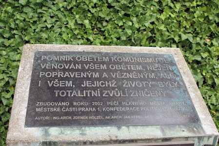 Pamětní deska u Pomníku obětem komunismu na Újezdu