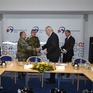 Pamětní plaketu Aktivní zálohy Krajského vojenského velitelství Ostrava předal prezidentovi velitel roty nadrotmistr Jaroslav Holík
