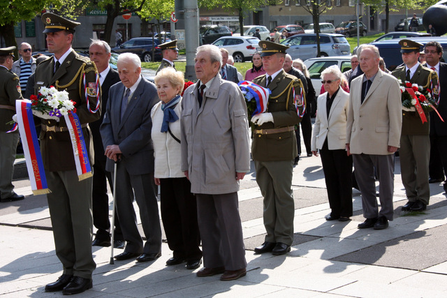 Pamětníci bojů konce 2. světové války položili květiny  u sochy maršála Koněva