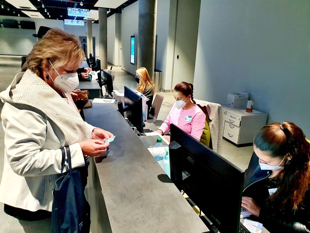 Paní Lenka se po příchodu do centra registruje, tím stvrzuje svoji přítomnost a správnost údajů.