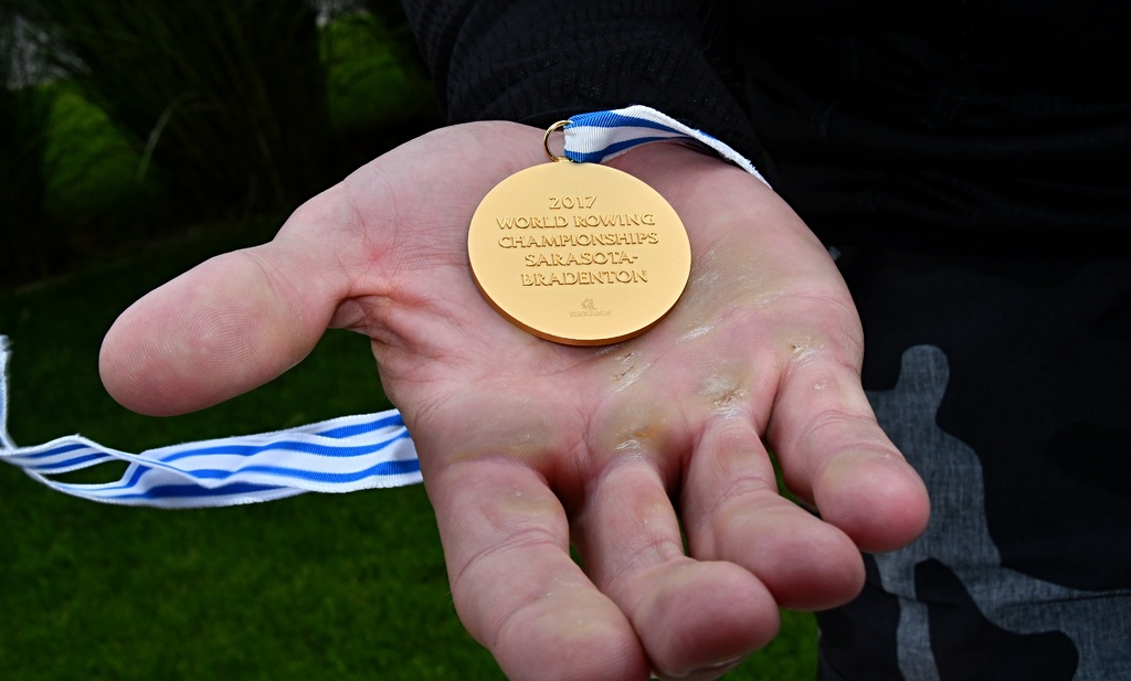 Pátá zlatá medaile na dlani plné mozolů Ondry Synka