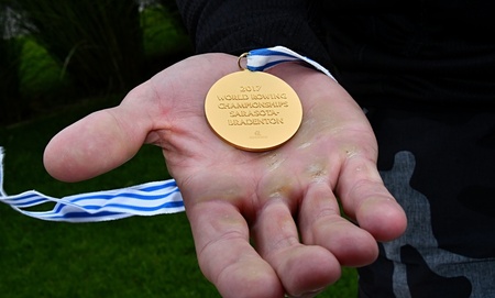 Pátá zlatá medaile na dlani plné mozolů Ondry Synka