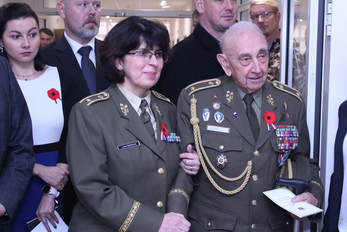 Brigádní generálka Lenka Šmerdová a brigádní generál Václav Kuchynka při prohlídce pavilonu B