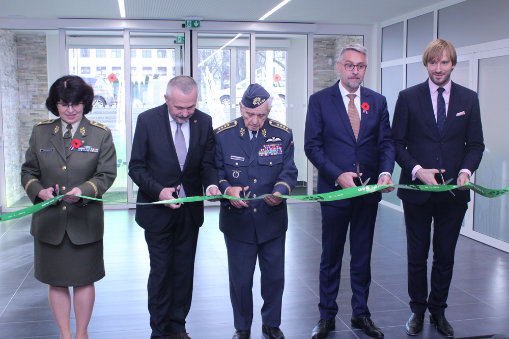 Zrekonstruovaný pavilon otevřeli ministři Libor Metnar a Adam Votěch, ředitel ÚVN Miroslav Zavoral, brigádní generálka Lenka Šmerdová a válečný veterána armádní generál Emil Boček