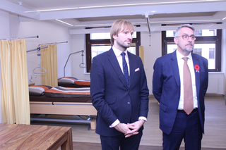 Ministr zdravotnictví a ministr obrany při prohlídce pavilonu B