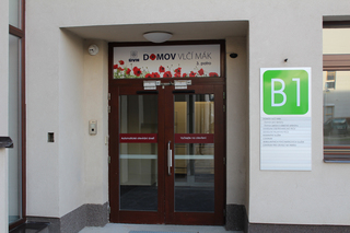 Vchod do Domova Vlčí mák