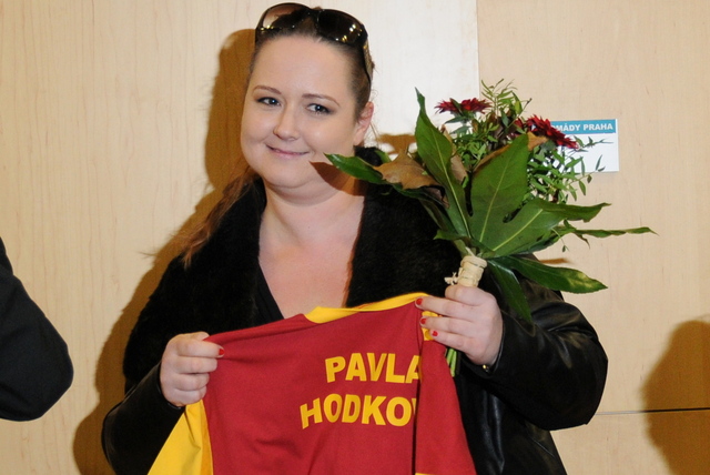 Pavla Hodková, přítelkyně Jana Saudka, dostala od dukláků tričko Dukly se jménem