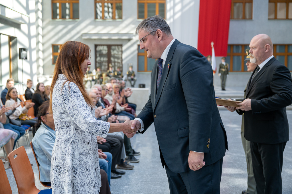 Z předání pamětních odznaků účastníkům odboje a odporu proti komunismu