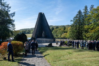 Ministr obrany Jaromír Zůna se v sobotu společně se slovenským prezidentem Peterem Pellegrinim a svým slovenským resortním kolegou Robertem Kaliňákem zúčastnil vzpomínky na vojáky padlé během 2. světové války při bitvě na Dukle.