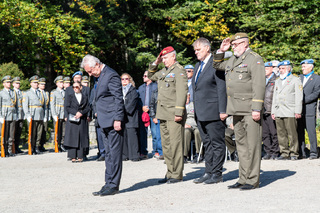 Ministr obrany Jaromír Zůna se v sobotu společně se slovenským prezidentem Peterem Pellegrinim a svým slovenským resortním kolegou Robertem Kaliňákem zúčastnil vzpomínky na vojáky padlé během 2. světové války při bitvě na Dukle.