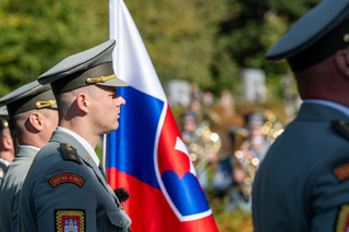 Ministr obrany Jaromír Zůna se v sobotu společně se slovenským prezidentem Peterem Pellegrinim a svým slovenským resortním kolegou Robertem Kaliňákem zúčastnil vzpomínky na vojáky padlé během 2. světové války při bitvě na Dukle.