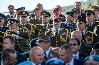 Ministr obrany Jaromír Zůna se v sobotu společně se slovenským prezidentem Peterem Pellegrinim a svým slovenským resortním kolegou Robertem Kaliňákem zúčastnil vzpomínky na vojáky padlé během 2. světové války při bitvě na Dukle.