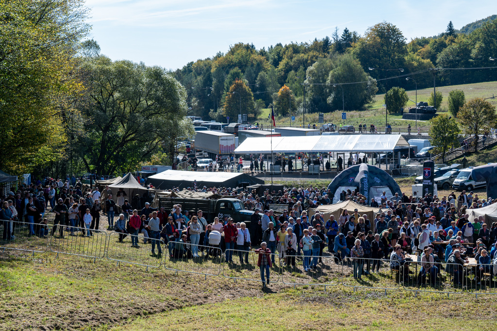 Ministr obrany Jaromír Zůna se v sobotu společně se slovenským prezidentem Peterem Pellegrinim a svým slovenským resortním kolegou Robertem Kaliňákem zúčastnil vzpomínky na vojáky padlé během 2. světové války při bitvě na Dukle.