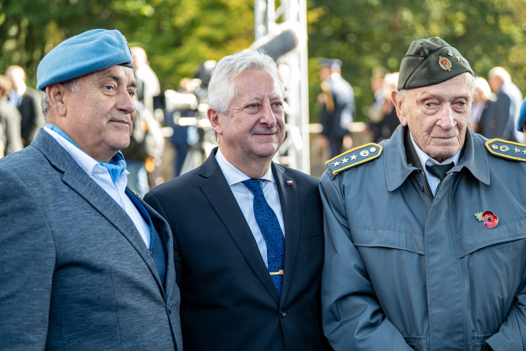 Ministr obrany Jaromír Zůna se v sobotu společně se slovenským prezidentem Peterem Pellegrinim a svým slovenským resortním kolegou Robertem Kaliňákem zúčastnil vzpomínky na vojáky padlé během 2. světové války při bitvě na Dukle.