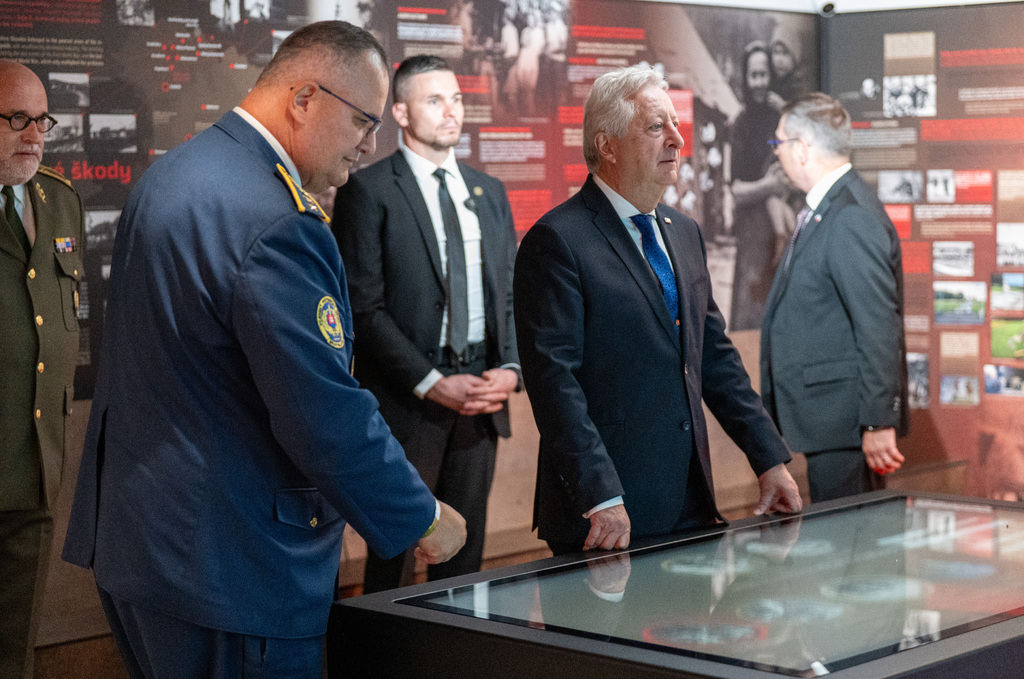 Ministr obrany Jaromír Zůna se v sobotu společně se slovenským prezidentem Peterem Pellegrinim a svým slovenským resortním kolegou Robertem Kaliňákem zúčastnil vzpomínky na vojáky padlé během 2. světové války při bitvě na Dukle.