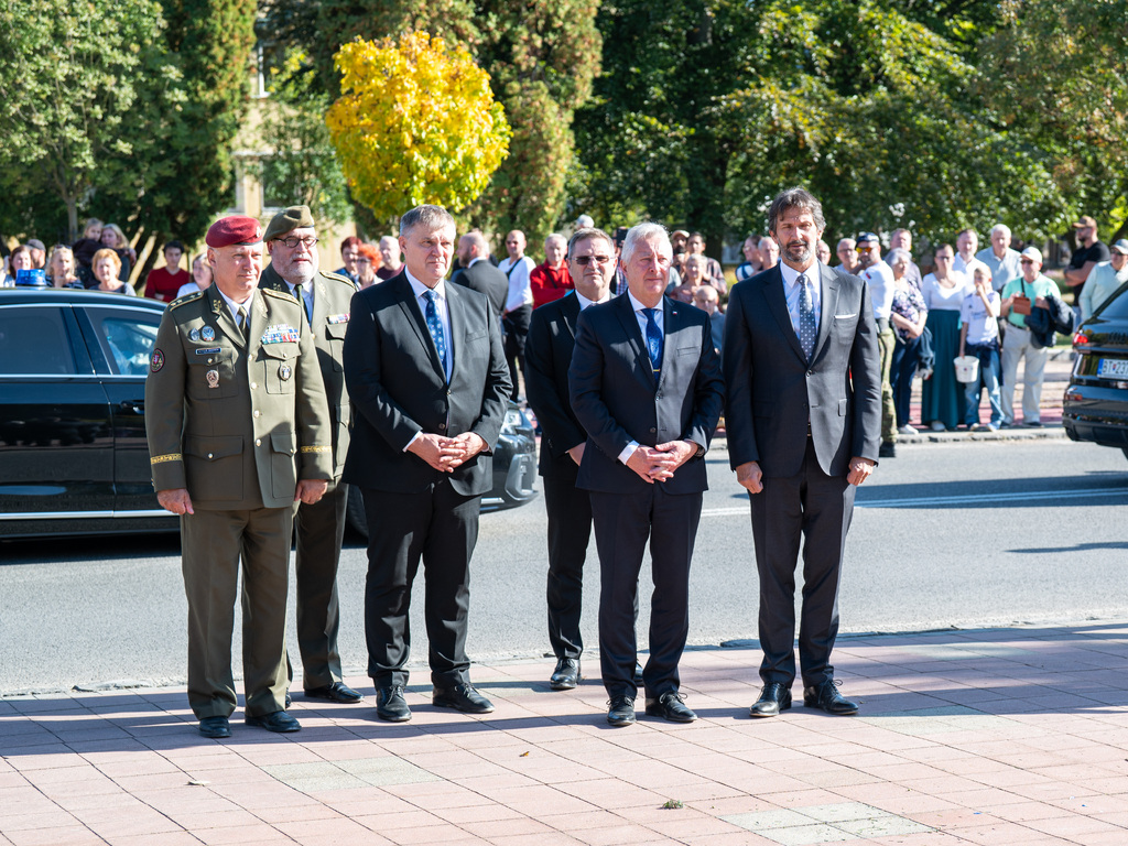 Ministr obrany Jaromír Zůna se v sobotu společně se slovenským prezidentem Peterem Pellegrinim a svým slovenským resortním kolegou Robertem Kaliňákem zúčastnil vzpomínky na vojáky padlé během 2. světové války při bitvě na Dukle.