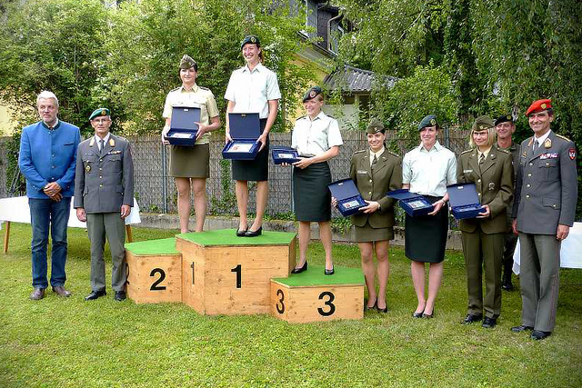 Vyhlášení šesti nejlepších závodnic v individuálním závodě, na 2. místě čet. Markéta Janatová, na 4. místě des. Martina Skalová a na 6. místě por. Jitka Opravilová