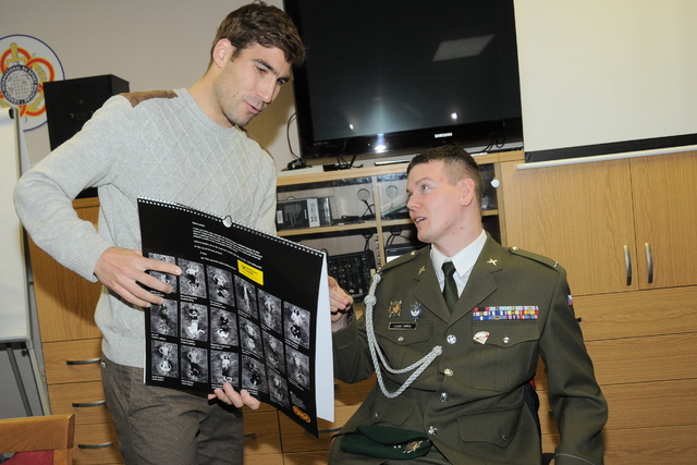 Pětibojař David Svoboda dal Lukášovi kalendář plný sportovních mistrů z Dukly, jako připomínku setkání a podpory na celý rok 2016