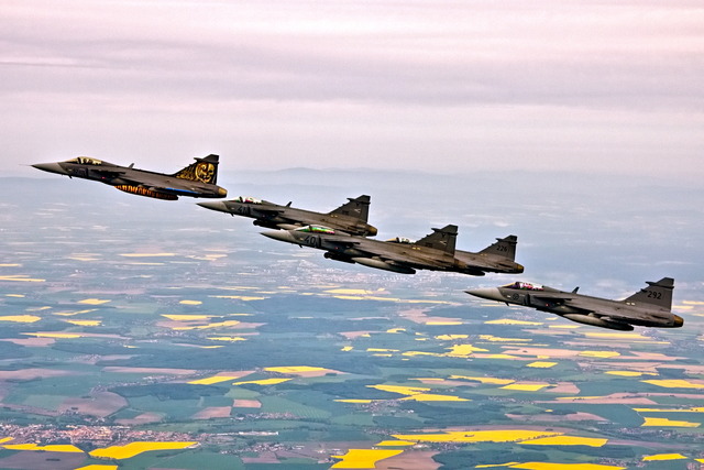 Pětice Gripenů za letu