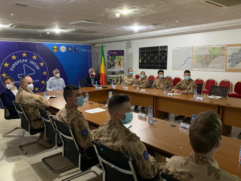 V Bamaku ministr obrany Lubomír Metnar jednal společně s náměstkem Janem Havránkem se španělským velitelem mise EUTM Mali brigádním generálem Fernandem Luisem Graciem Herreizem.