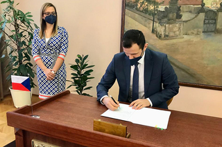 Z podpisu darovací smlouvy mezi MO ČR a MO Ukrajiny