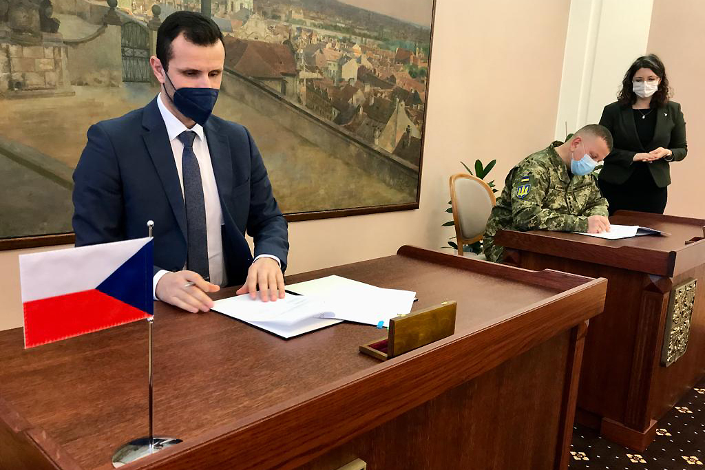 Z podpisu darovací smlouvy mezi MO ČR a MO Ukrajiny
