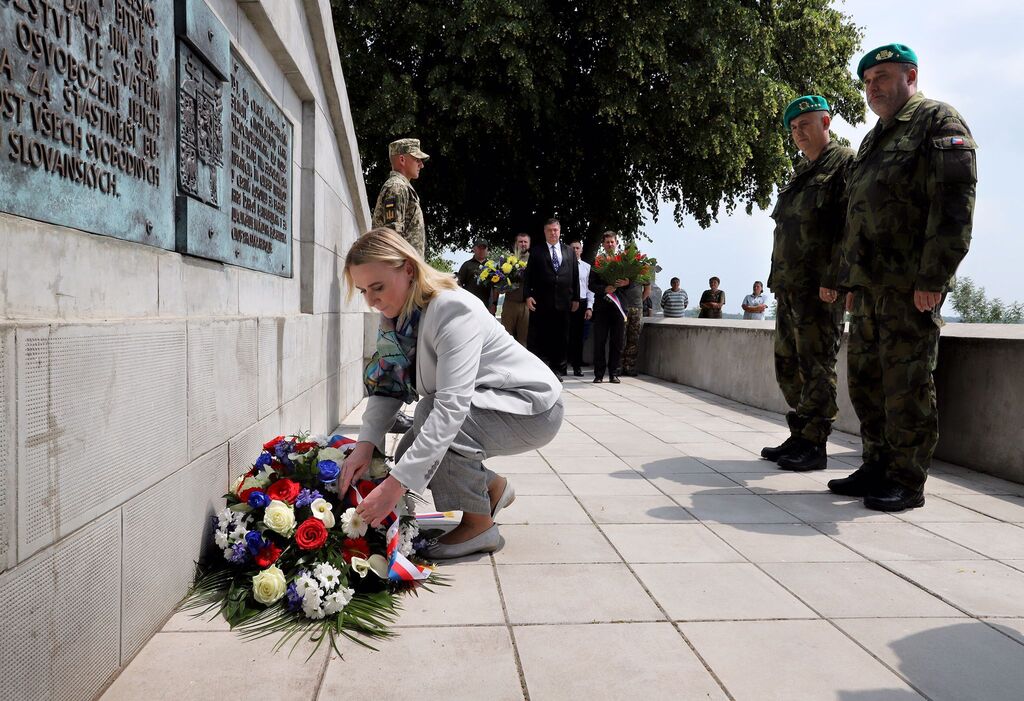 Hned první zahraniční cesta ministryně obrany Jany Černochové v době předsednictví ČR Radě EU směřovala na Ukrajinu. Zde se při příležitosti 105. výročí bitvy u Zborova poklonila hrdinství československých legionářů. V rámci setkání s místními obyvateli a představiteli samosprávy a následně při jednání s náměstkyní ukrajinského ministra obrany pak podpořila Ukrajinu v jejím boji proti ruskému agresorovi a předala humanitární pomoc.