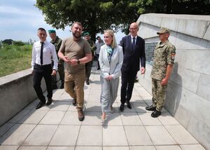 Hned první zahraniční cesta ministryně obrany Jany Černochové v době předsednictví ČR Radě EU směřovala na Ukrajinu. Zde se při příležitosti 105. výročí bitvy u Zborova poklonila hrdinství československých legionářů. V rámci setkání s místními obyvateli a představiteli samosprávy a následně při jednání s náměstkyní ukrajinského ministra obrany pak podpořila Ukrajinu v jejím boji proti ruskému agresorovi a předala humanitární pomoc.