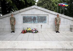 Hned první zahraniční cesta ministryně obrany Jany Černochové v době předsednictví ČR Radě EU směřovala na Ukrajinu. Zde se při příležitosti 105. výročí bitvy u Zborova poklonila hrdinství československých legionářů. V rámci setkání s místními obyvateli a představiteli samosprávy a následně při jednání s náměstkyní ukrajinského ministra obrany pak podpořila Ukrajinu v jejím boji proti ruskému agresorovi a předala humanitární pomoc.