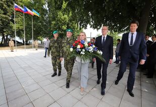 Hned první zahraniční cesta ministryně obrany Jany Černochové v době předsednictví ČR Radě EU směřovala na Ukrajinu. Zde se při příležitosti 105. výročí bitvy u Zborova poklonila hrdinství československých legionářů. V rámci setkání s místními obyvateli a představiteli samosprávy a následně při jednání s náměstkyní ukrajinského ministra obrany pak podpořila Ukrajinu v jejím boji proti ruskému agresorovi a předala humanitární pomoc.