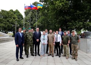 Hned první zahraniční cesta ministryně obrany Jany Černochové v době předsednictví ČR Radě EU směřovala na Ukrajinu. Zde se při příležitosti 105. výročí bitvy u Zborova poklonila hrdinství československých legionářů. V rámci setkání s místními obyvateli a představiteli samosprávy a následně při jednání s náměstkyní ukrajinského ministra obrany pak podpořila Ukrajinu v jejím boji proti ruskému agresorovi a předala humanitární pomoc.