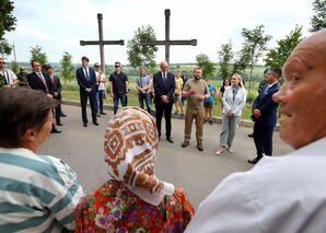 Hned první zahraniční cesta ministryně obrany Jany Černochové v době předsednictví ČR Radě EU směřovala na Ukrajinu. Zde se při příležitosti 105. výročí bitvy u Zborova poklonila hrdinství československých legionářů. V rámci setkání s místními obyvateli a představiteli samosprávy a následně při jednání s náměstkyní ukrajinského ministra obrany pak podpořila Ukrajinu v jejím boji proti ruskému agresorovi a předala humanitární pomoc.