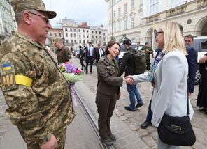 Hned první zahraniční cesta ministryně obrany Jany Černochové v době předsednictví ČR Radě EU směřovala na Ukrajinu. Zde se při příležitosti 105. výročí bitvy u Zborova poklonila hrdinství československých legionářů. V rámci setkání s místními obyvateli a představiteli samosprávy a následně při jednání s náměstkyní ukrajinského ministra obrany pak podpořila Ukrajinu v jejím boji proti ruskému agresorovi a předala humanitární pomoc.
