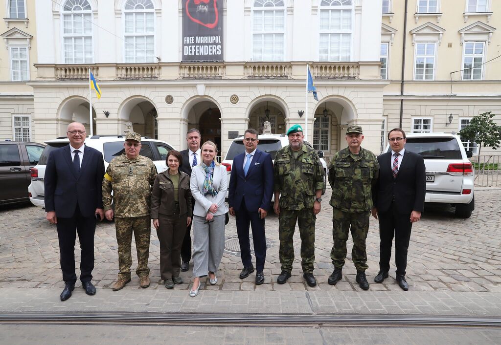 Hned první zahraniční cesta ministryně obrany Jany Černochové v době předsednictví ČR Radě EU směřovala na Ukrajinu. Zde se při příležitosti 105. výročí bitvy u Zborova poklonila hrdinství československých legionářů. V rámci setkání s místními obyvateli a představiteli samosprávy a následně při jednání s náměstkyní ukrajinského ministra obrany pak podpořila Ukrajinu v jejím boji proti ruskému agresorovi a předala humanitární pomoc.