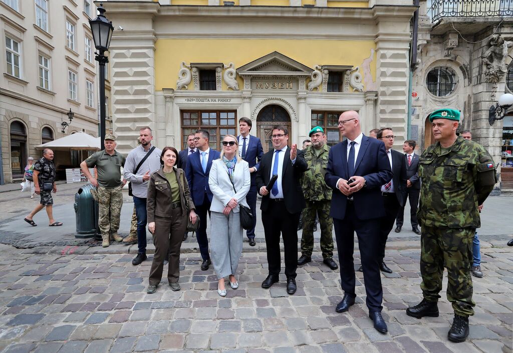 Hned první zahraniční cesta ministryně obrany Jany Černochové v době předsednictví ČR Radě EU směřovala na Ukrajinu. Zde se při příležitosti 105. výročí bitvy u Zborova poklonila hrdinství československých legionářů. V rámci setkání s místními obyvateli a představiteli samosprávy a následně při jednání s náměstkyní ukrajinského ministra obrany pak podpořila Ukrajinu v jejím boji proti ruskému agresorovi a předala humanitární pomoc.