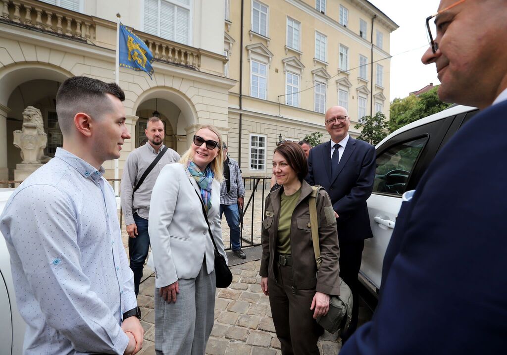 Hned první zahraniční cesta ministryně obrany Jany Černochové v době předsednictví ČR Radě EU směřovala na Ukrajinu. Zde se při příležitosti 105. výročí bitvy u Zborova poklonila hrdinství československých legionářů. V rámci setkání s místními obyvateli a představiteli samosprávy a následně při jednání s náměstkyní ukrajinského ministra obrany pak podpořila Ukrajinu v jejím boji proti ruskému agresorovi a předala humanitární pomoc.