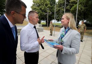 Hned první zahraniční cesta ministryně obrany Jany Černochové v době předsednictví ČR Radě EU směřovala na Ukrajinu. Zde se při příležitosti 105. výročí bitvy u Zborova poklonila hrdinství československých legionářů. V rámci setkání s místními obyvateli a představiteli samosprávy a následně při jednání s náměstkyní ukrajinského ministra obrany pak podpořila Ukrajinu v jejím boji proti ruskému agresorovi a předala humanitární pomoc.