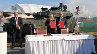 Ilustrační obrázek ke článkuČR a SR se rozhodly spolupracovat při pořizování i provozu nových pásových bojových vozidel CV90