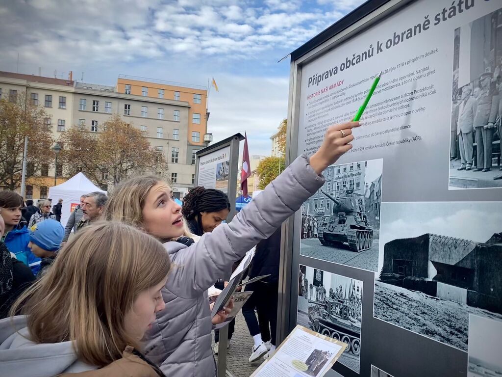 Ze vzpomínkové akce ke Dni válečných veteránů na náměstí Míru v Praze 2
