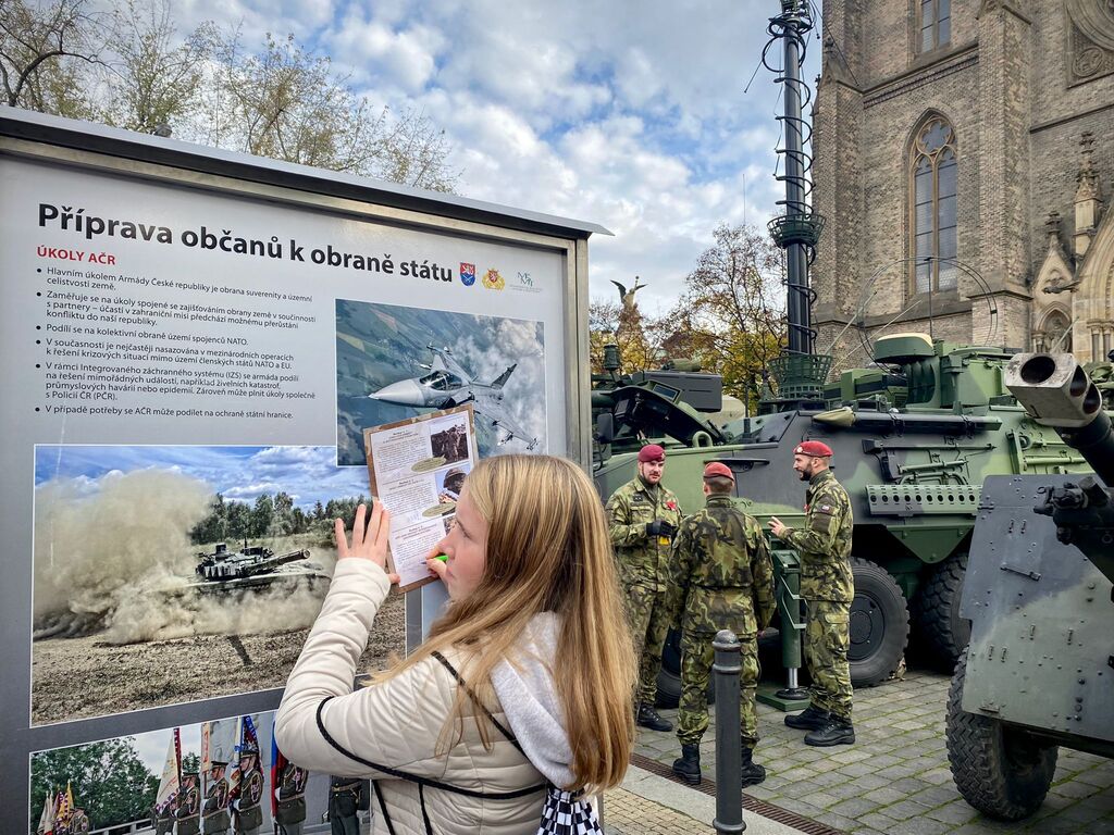 Ze vzpomínkové akce ke Dni válečných veteránů na náměstí Míru v Praze 2
