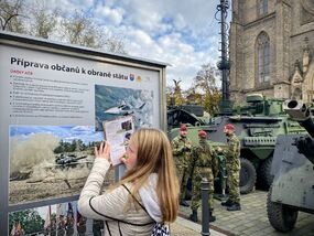 Ze vzpomínkové akce ke Dni válečných veteránů na náměstí Míru v Praze 2