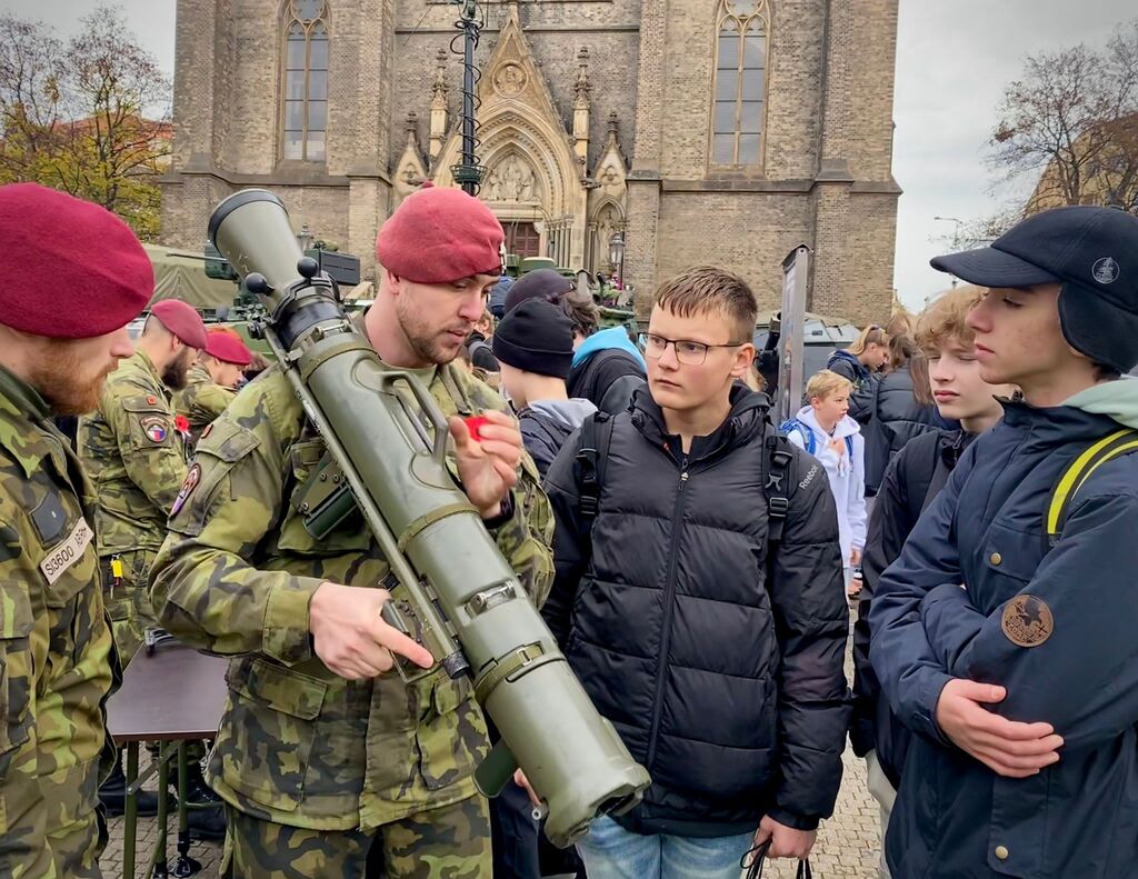 Ze vzpomínkové akce ke Dni válečných veteránů na náměstí Míru v Praze 2