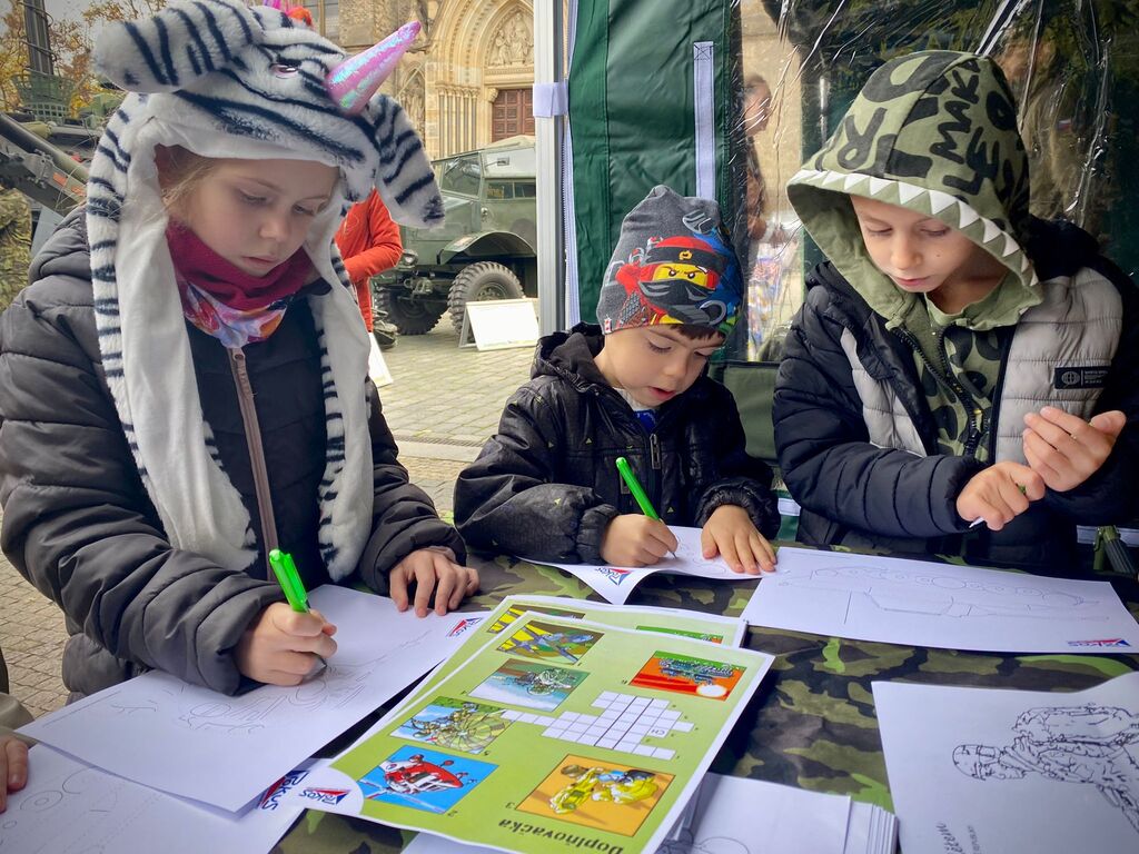 Ze vzpomínkové akce ke Dni válečných veteránů na náměstí Míru v Praze 2