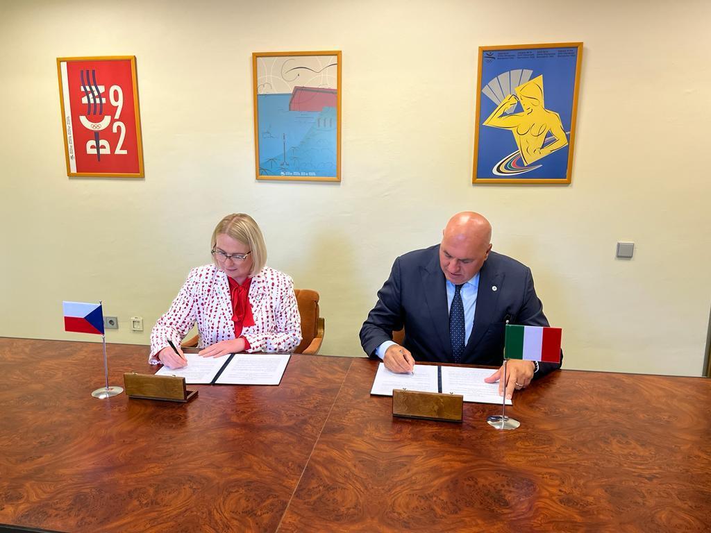 Se svým italským protějškem ministryně podepsala Dopis o záměru